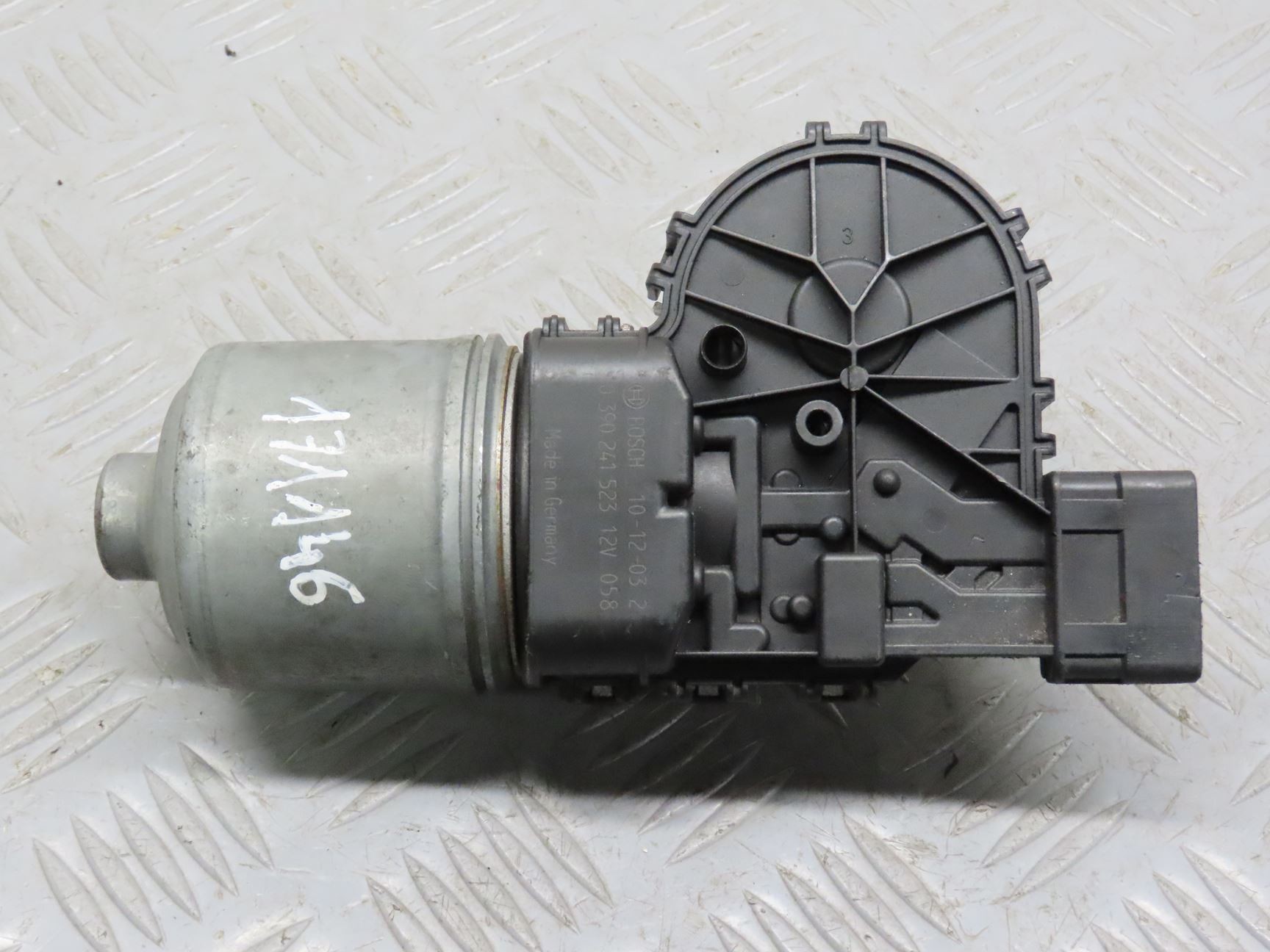 MOTEUR ESSUIE-GLACE AV