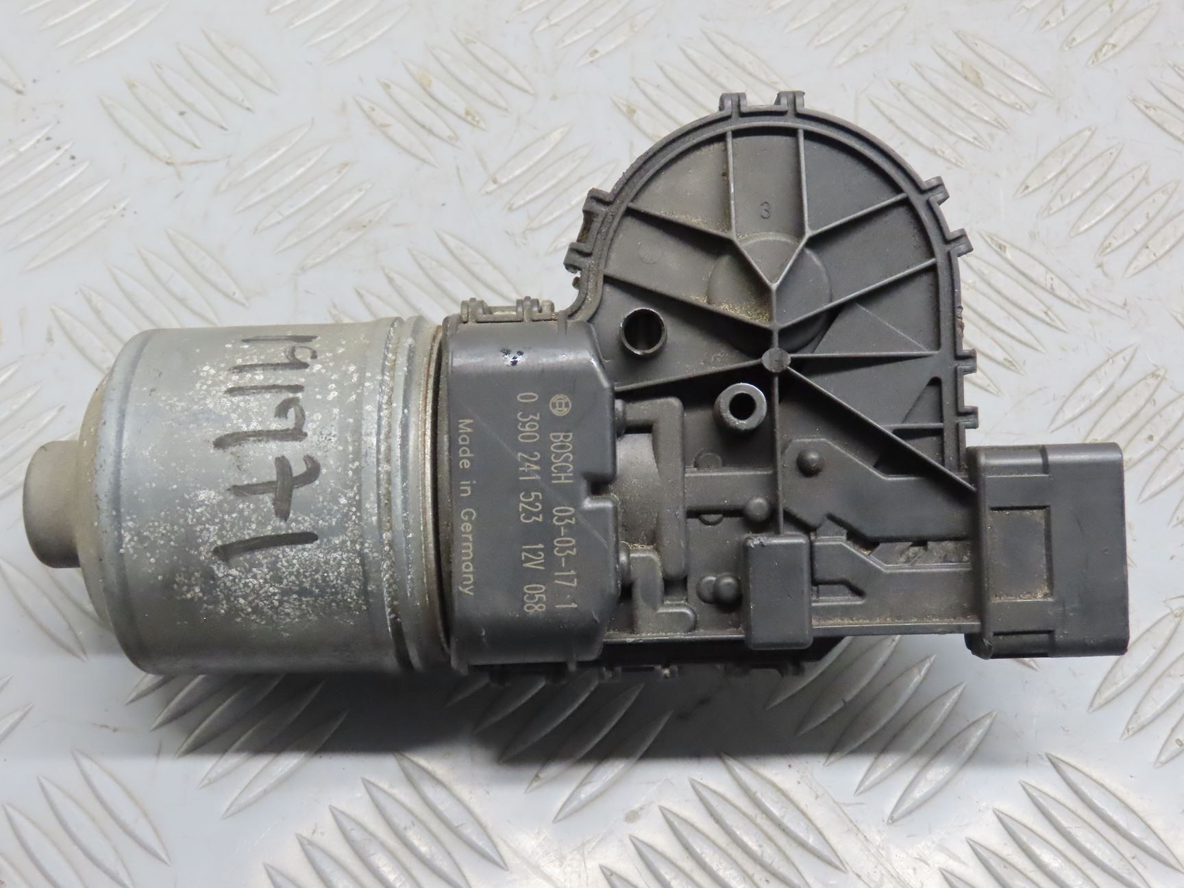 MOTEUR ESSUIE-GLACE AV
