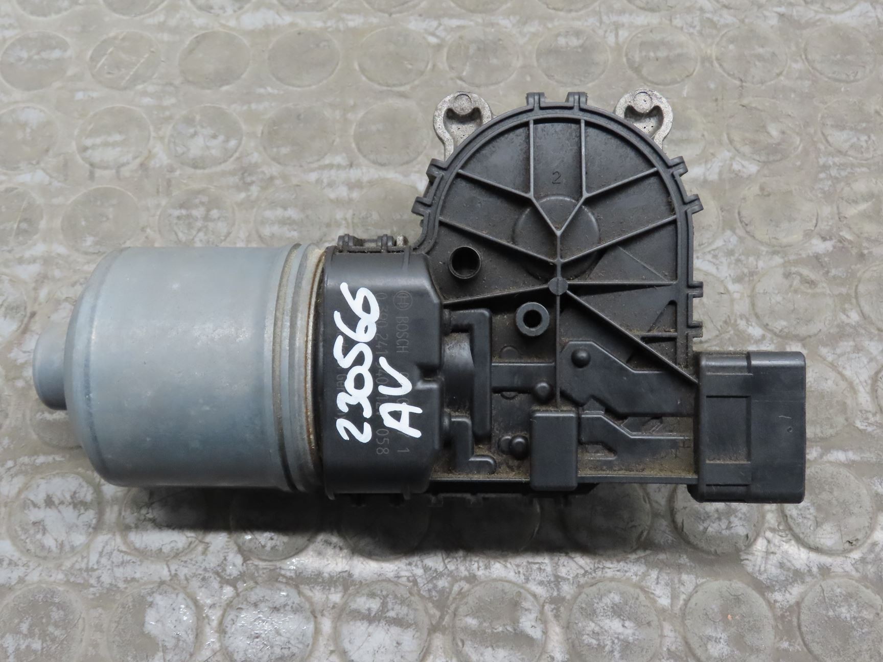 MOTEUR ESSUIE-GLACE AV