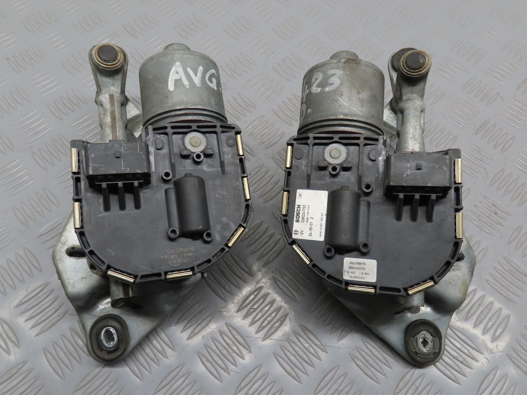 MOTEUR ESSUIE-GLACE AV