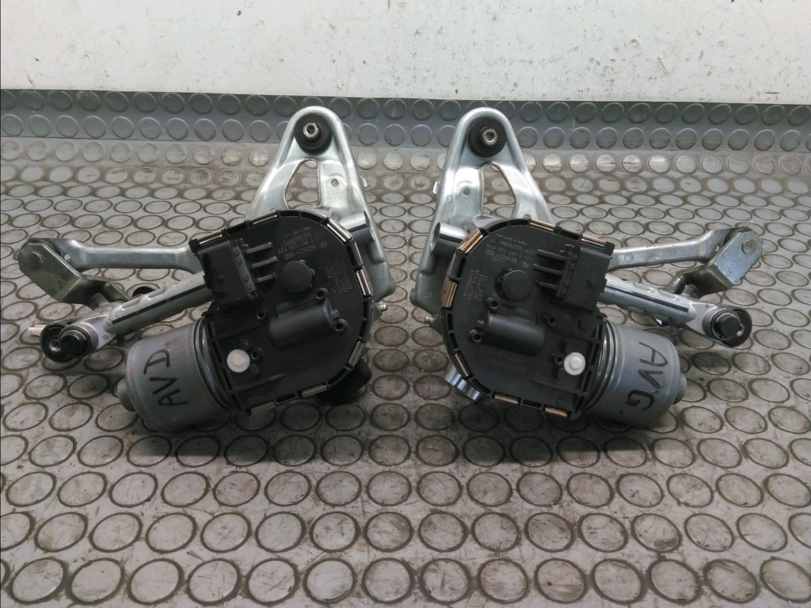MOTEUR ESSUIE-GLACE AV