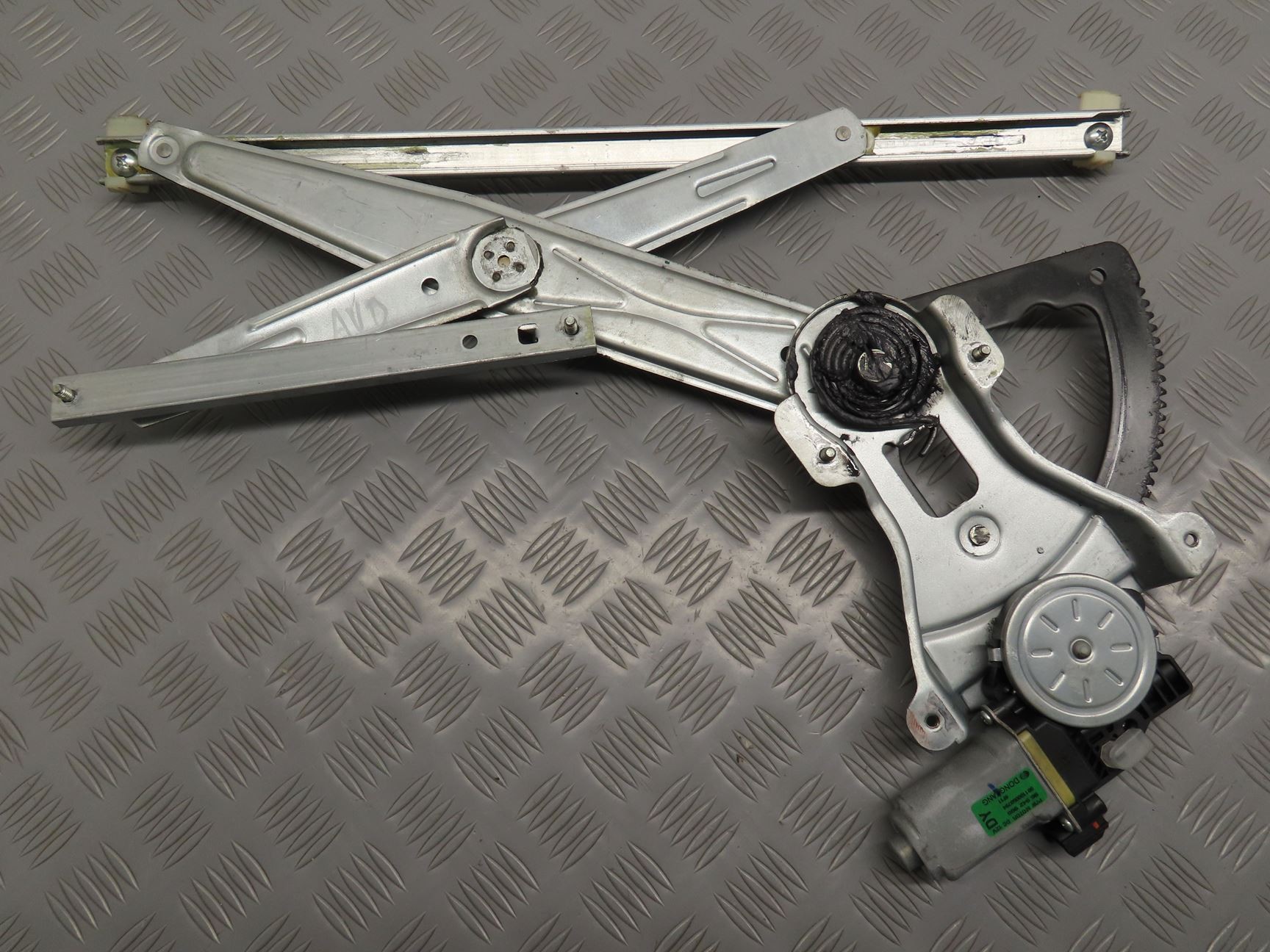 MECANISME+MOTEUR LEVE-GLACE AVD