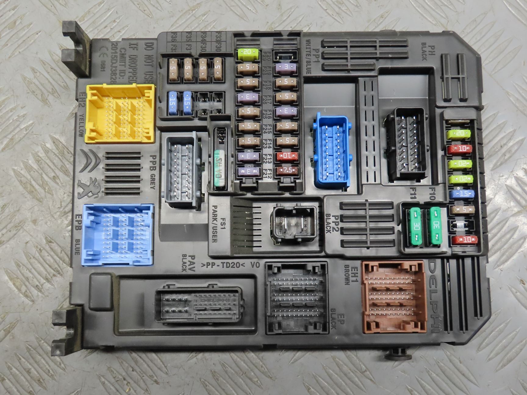 PLATINE FUSIBLE HABITACLE