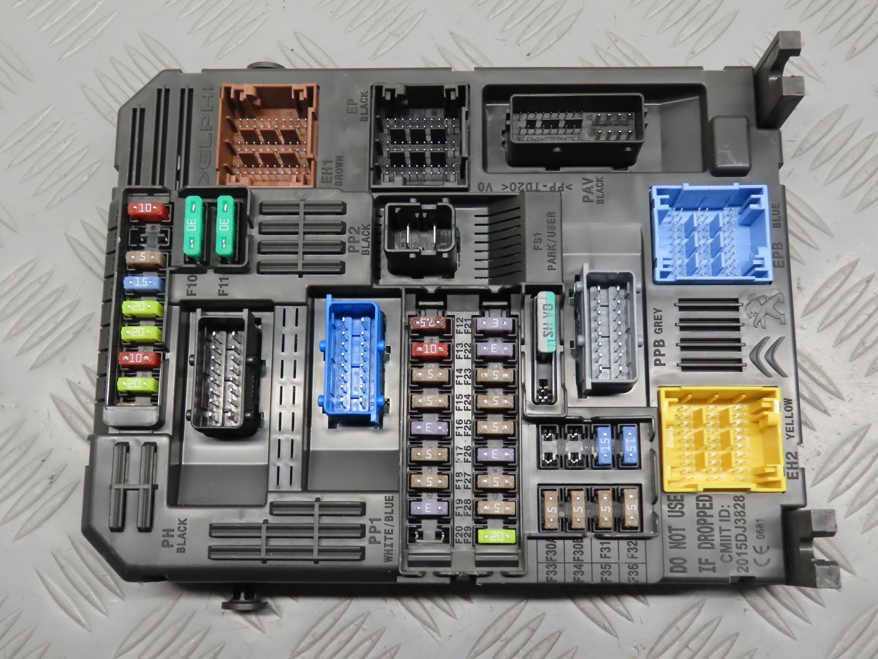 PLATINE FUSIBLE HABITACLE