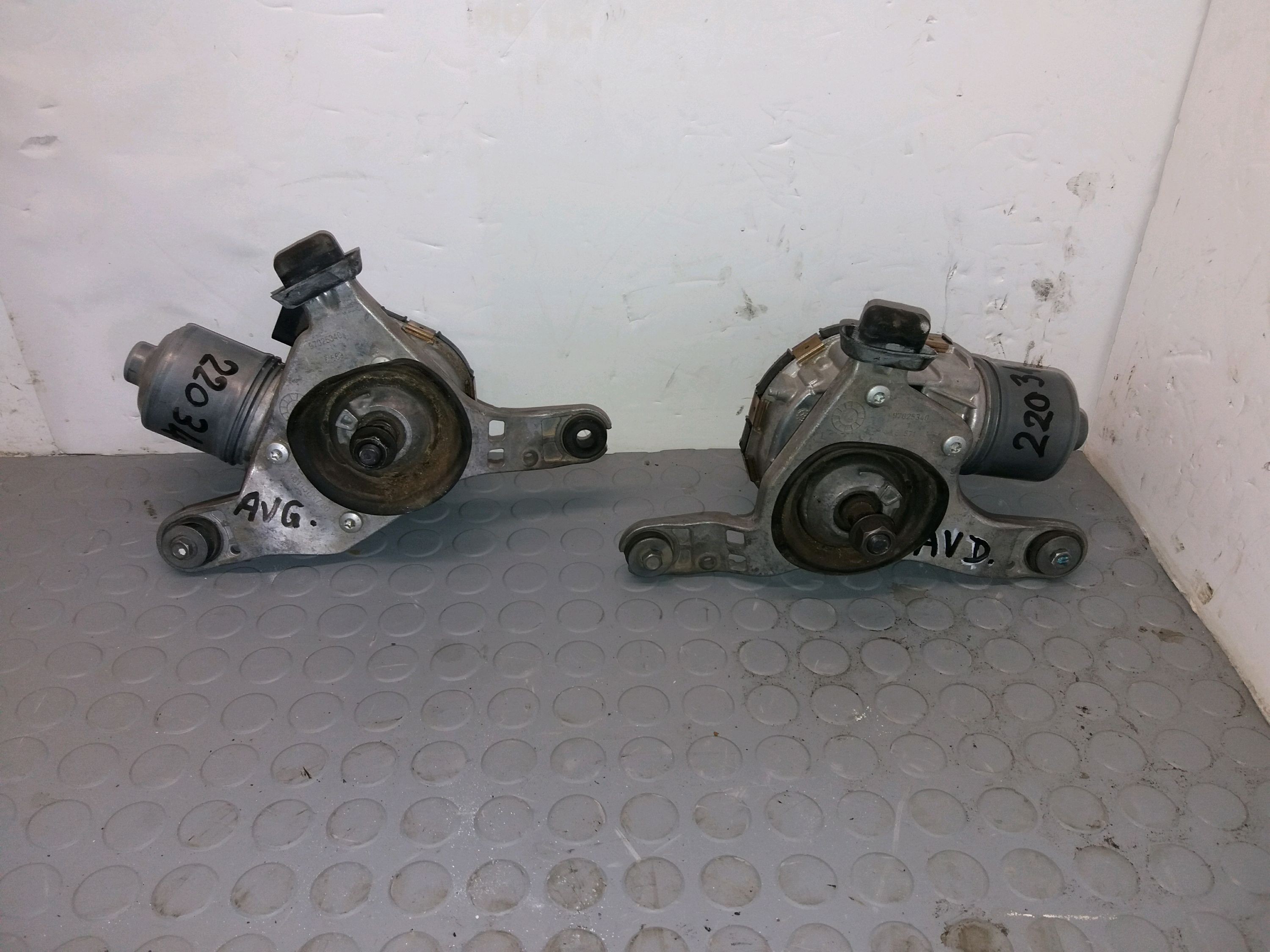 MOTEUR ESSUIE-GLACE AV