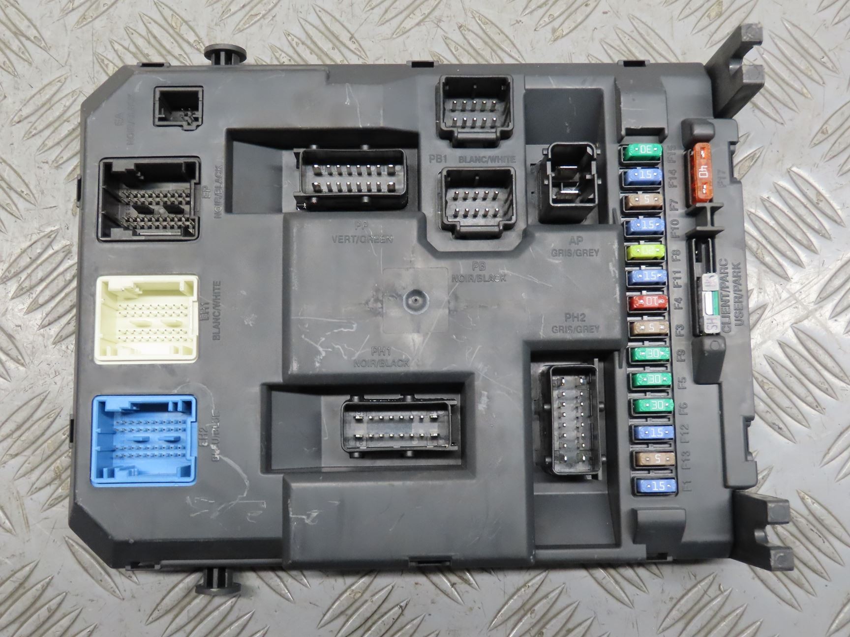 PLATINE FUSIBLE HABITACLE