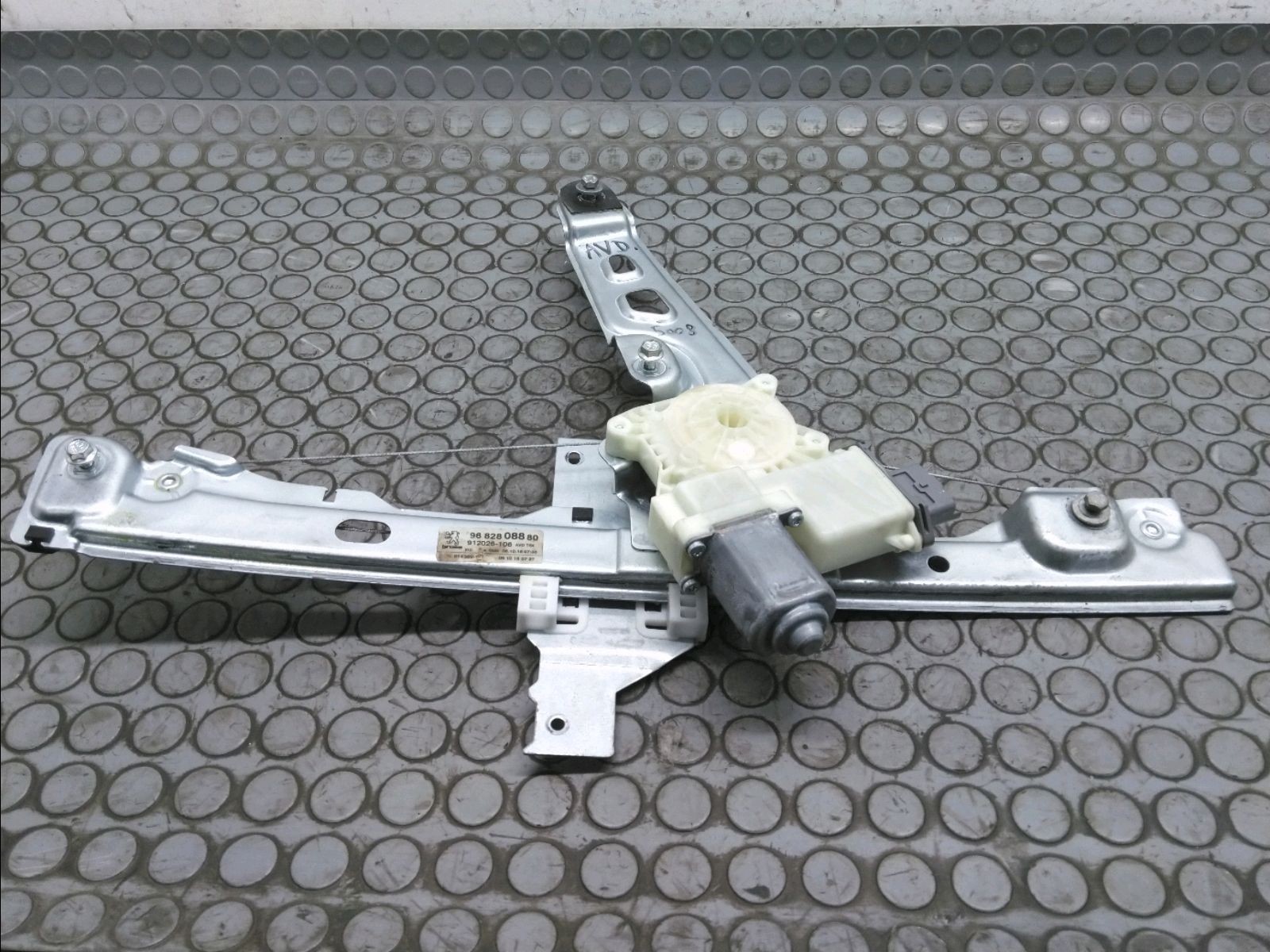MECANISME+MOTEUR LEVE-GLACE AVD