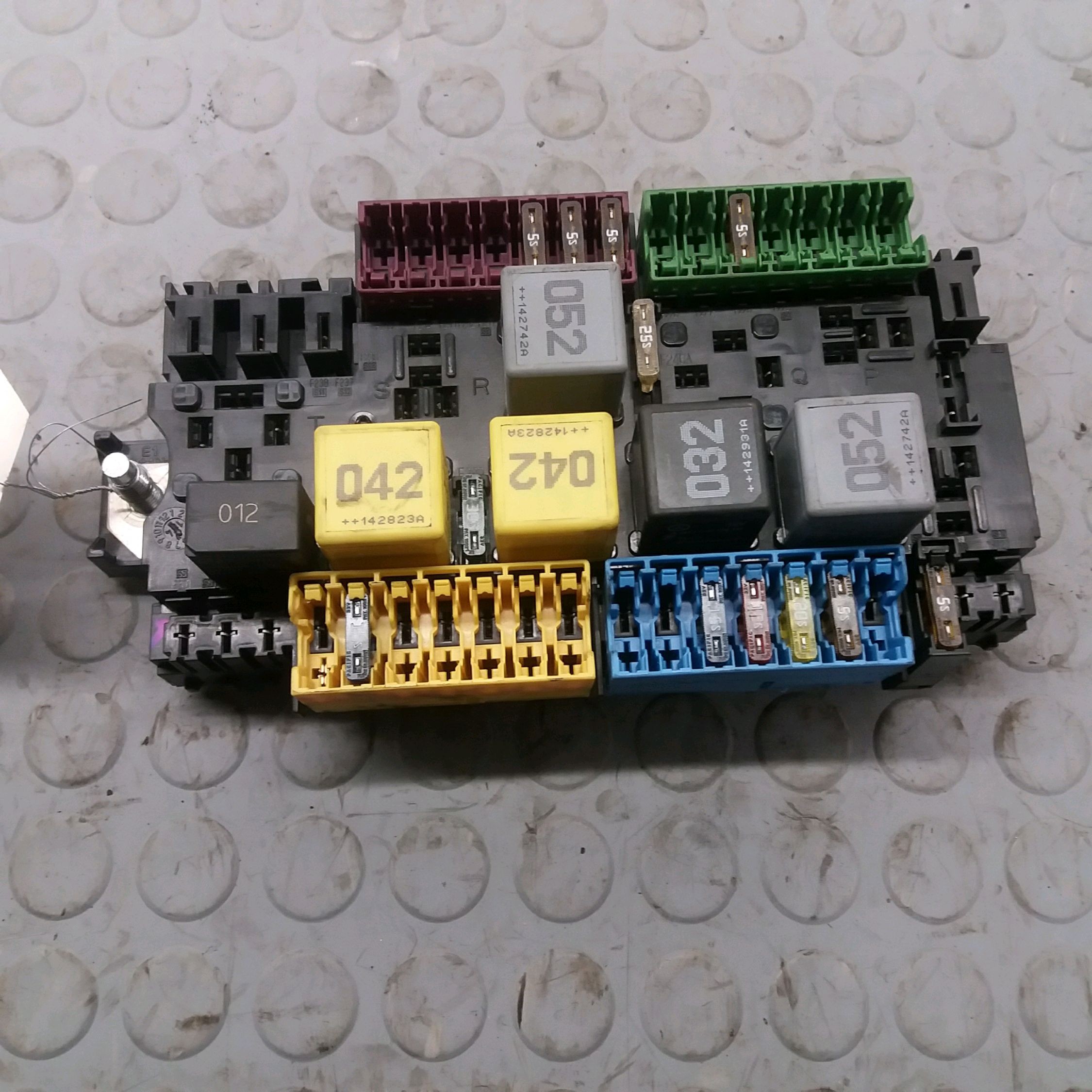 PLATINE FUSIBLE AV