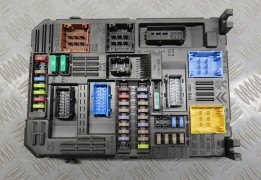 PLATINE FUSIBLE AV