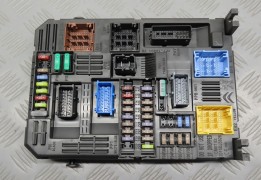 PLATINE FUSIBLE HABITACLE