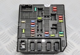 PLATINE FUSIBLE AV